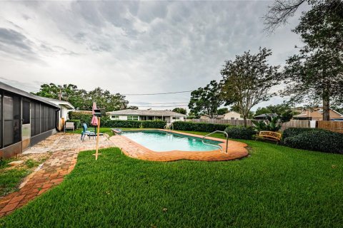 House in Saint Petersburg, Florida 3 bedrooms, 153.29 sq.m. № 1898773 - photo 3
