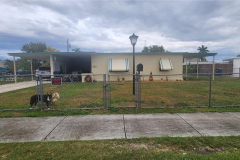 House in Homestead, Florida 2 bedrooms, 75.34 sq.m. № 1698901 - photo 1