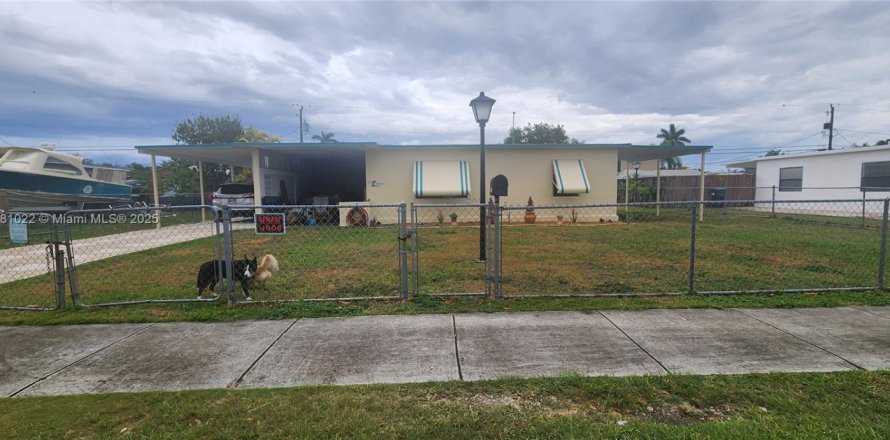 House in Homestead, Florida 2 bedrooms, 75.34 sq.m. № 1698901