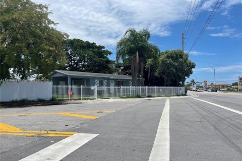 Villa ou maison à louer à Miami, Floride: 3 chambres, 84.73 m2 № 1960897 - photo 1
