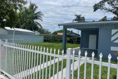 Villa ou maison à louer à Miami, Floride: 3 chambres, 84.73 m2 № 1960897 - photo 5