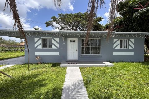 Villa ou maison à louer à Miami, Floride: 3 chambres, 84.73 m2 № 1960897 - photo 2