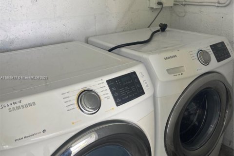 Villa ou maison à louer à Miami, Floride: 3 chambres, 84.73 m2 № 1960897 - photo 12