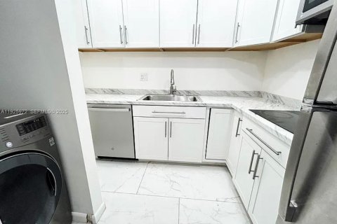 Снять в аренду кондоминиум в Холливуд, Флорида 1 спальня, 55.74м2, № 1987957 - фото 1