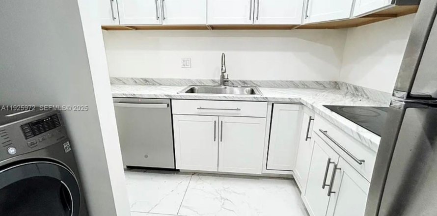 Кондоминиум с 1 спальней в Холливуд, Флорида № 1987957