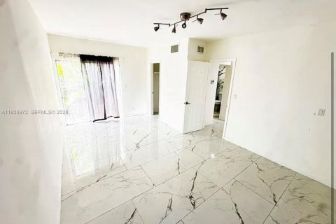 Снять в аренду кондоминиум в Холливуд, Флорида 1 спальня, 55.74м2, № 1987957 - фото 3