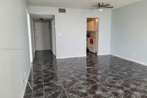 Condo in North Miami Beach, Florida, 1 bedroom  № 1761627 - photo 4