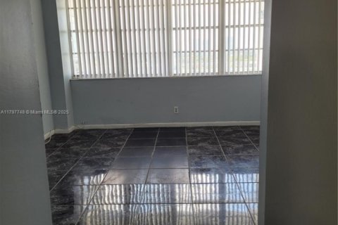 Condo in North Miami Beach, Florida, 1 bedroom  № 1761627 - photo 8