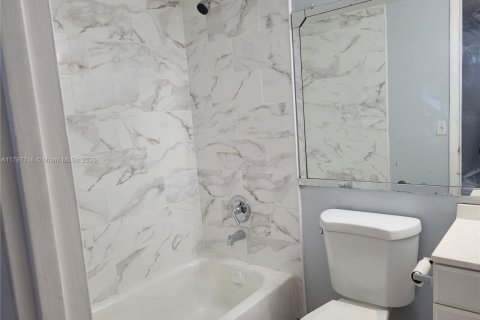 Condo in North Miami Beach, Florida, 1 bedroom  № 1761627 - photo 9