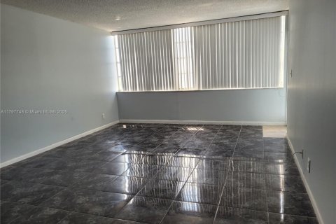 Condo in North Miami Beach, Florida, 1 bedroom  № 1761627 - photo 2