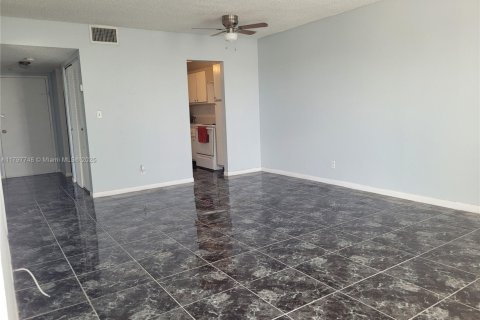 Condo in North Miami Beach, Florida, 1 bedroom  № 1761627 - photo 3