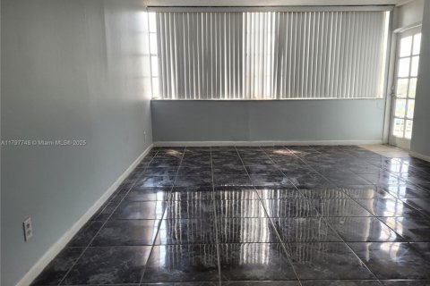 Condo in North Miami Beach, Florida, 1 bedroom  № 1761627 - photo 1