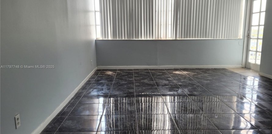 Condominio en North Miami Beach, Florida, 1 dormitorio № 1761627