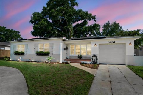 House in Saint Petersburg, Florida 2 bedrooms, 94.67 sq.m. № 2405111
