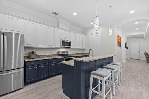 Townhouse in Saint Petersburg, Florida 4 bedrooms, 340.02 sq.m. № 2403442 - photo 14