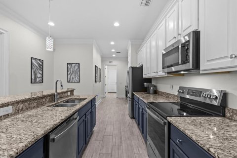 Townhouse in Saint Petersburg, Florida 4 bedrooms, 340.02 sq.m. № 2403442 - photo 17