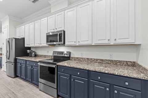 Townhouse in Saint Petersburg, Florida 4 bedrooms, 340.02 sq.m. № 2403442 - photo 18