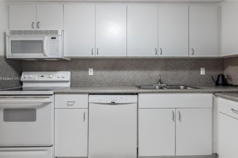 Condominio en venta en Surfside, Florida, 1 dormitorio, 67.82 m2 № 1972963 - foto 8