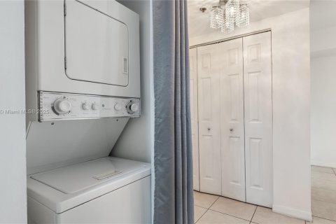 Condominio en venta en Surfside, Florida, 1 dormitorio, 67.82 m2 № 1972963 - foto 9