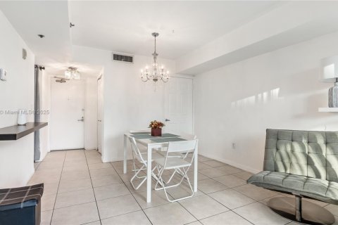 Condominio en venta en Surfside, Florida, 1 dormitorio, 67.82 m2 № 1972963 - foto 11