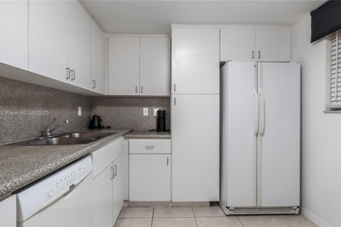 Condominio en venta en Surfside, Florida, 1 dormitorio, 67.82 m2 № 1972963 - foto 7