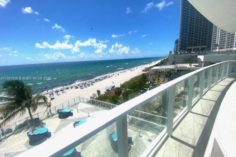Condo in Hollywood, Florida, 3 bedrooms  № 1882338 - photo 7