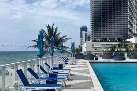 Condo in Hollywood, Florida, 3 bedrooms  № 1882338 - photo 16