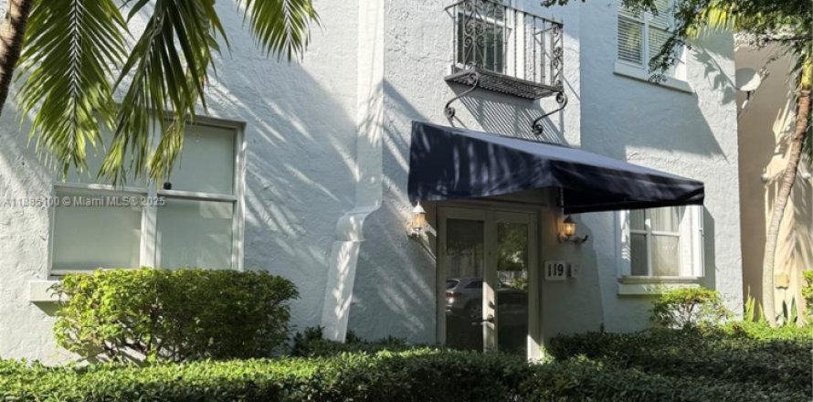 Студия в кондо в Корал-Гейблс, Флорида № 1930533