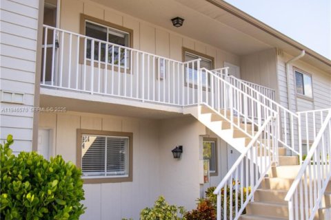 Condo in Naples, Florida, 2 bedrooms  № 2003457 - photo 3