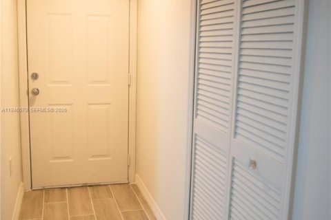 Condo in Naples, Florida, 2 bedrooms  № 2003457 - photo 10