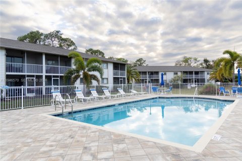 Condo in Naples, Florida, 2 bedrooms  № 2003457 - photo 11