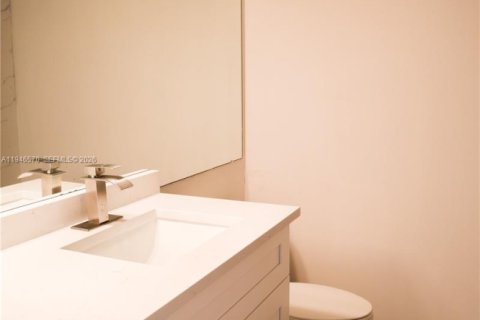 Condo in Naples, Florida, 2 bedrooms  № 2003457 - photo 8