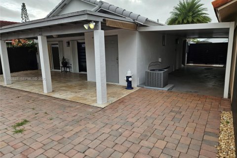 Villa ou maison à vendre à Miami, Floride: 3 chambres, 109.62 m2 № 2024457 - photo 13