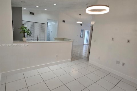 Villa ou maison à vendre à Miami, Floride: 3 chambres, 109.62 m2 № 2024457 - photo 5