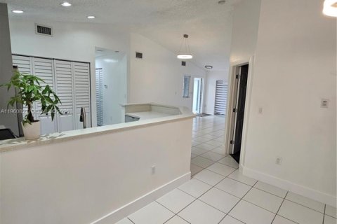 Villa ou maison à vendre à Miami, Floride: 3 chambres, 109.62 m2 № 2024457 - photo 6