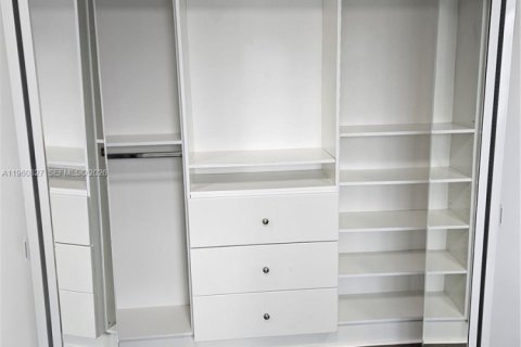 Villa ou maison à vendre à Miami, Floride: 3 chambres, 109.62 m2 № 2024457 - photo 21