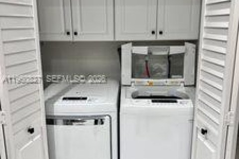 Villa ou maison à vendre à Miami, Floride: 3 chambres, 109.62 m2 № 2024457 - photo 9