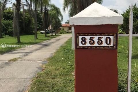 House in Miami, Florida 4 bedrooms, 301.75 sq.m. № 1497130 - photo 5