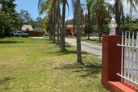 House in Miami, Florida 4 bedrooms, 301.75 sq.m. № 1497130 - photo 3