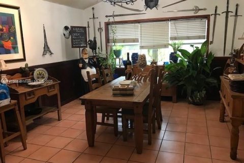House in Miami, Florida 4 bedrooms, 301.75 sq.m. № 1497130 - photo 8