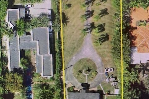 House in Miami, Florida 4 bedrooms, 301.75 sq.m. № 1497130 - photo 1