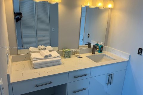 Condo in Sunny Isles Beach, Florida, 2 bedrooms  № 1862265 - photo 18