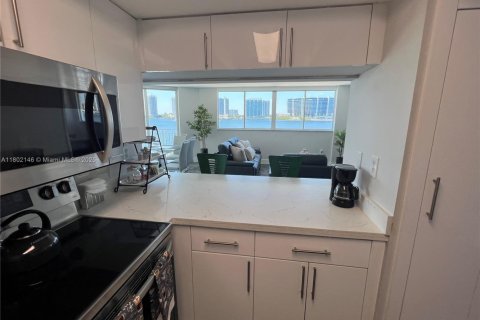 Condo in Sunny Isles Beach, Florida, 2 bedrooms  № 1862265 - photo 14