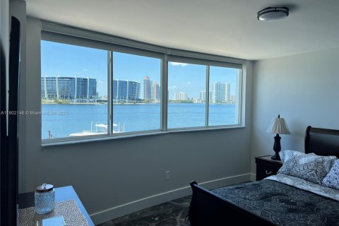 Condo in Sunny Isles Beach, Florida, 2 bedrooms  № 1862265 - photo 15