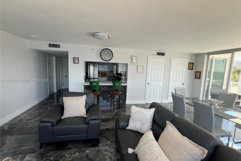 Condo in Sunny Isles Beach, Florida, 2 bedrooms  № 1862265 - photo 10