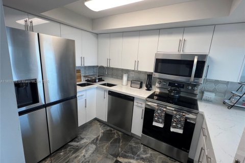 Condo in Sunny Isles Beach, Florida, 2 bedrooms  № 1862265 - photo 13