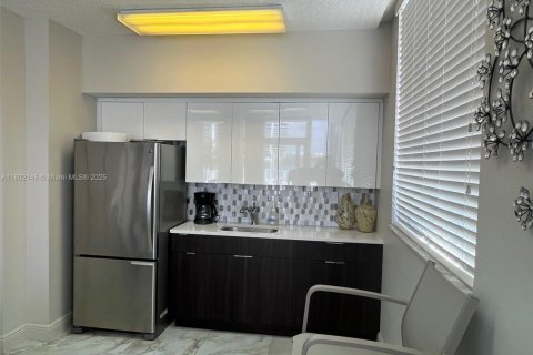 Condo in Sunny Isles Beach, Florida, 2 bedrooms  № 1862265 - photo 23
