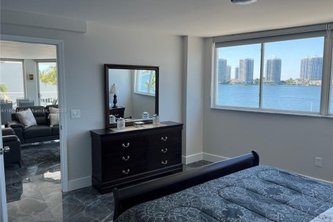 Condo in Sunny Isles Beach, Florida, 2 bedrooms  № 1862265 - photo 17