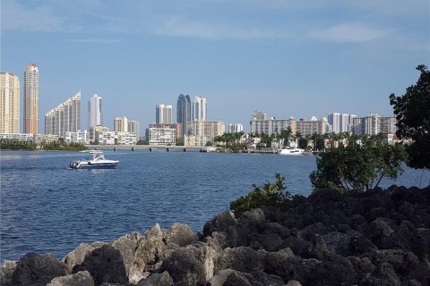 Condo in Aventura, Florida, 2 bedrooms № 1958606 - photo 1