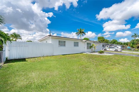 Villa ou maison à vendre à Miami Gardens, Floride: 4 chambres, 94.85 m2 № 1956314 - photo 4